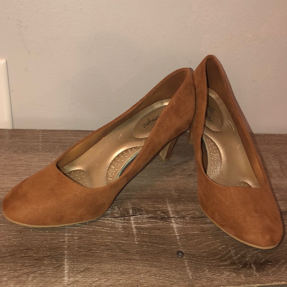 Dexflex comfort tan suede heels